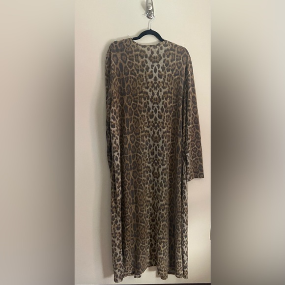 Women’s 2X/3X Cheetah Print Long Cardigan. Fleece Material. - Picture 2 of 4